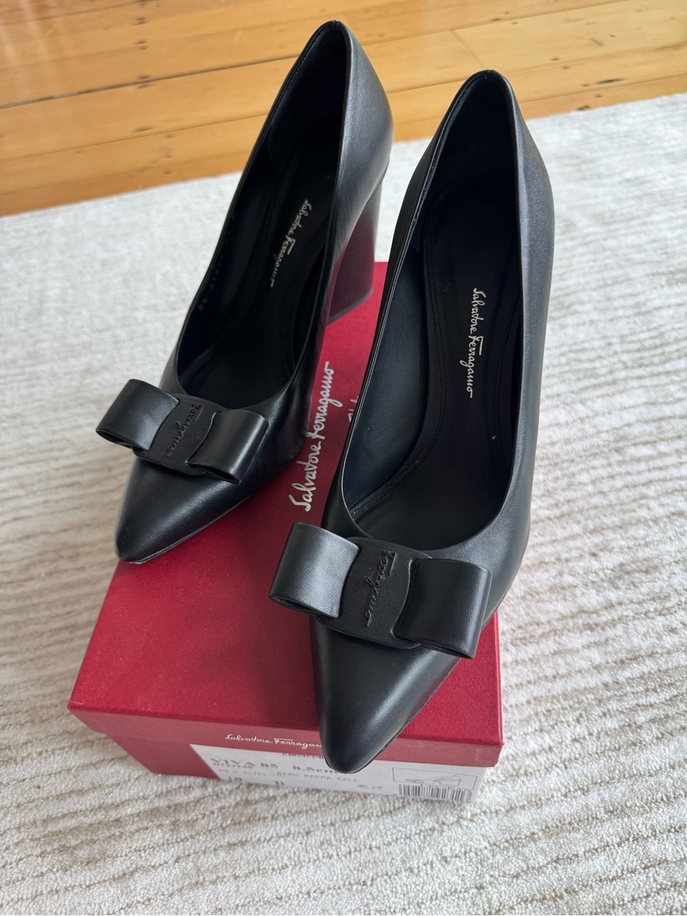 Salvatore Ferragamo VIVA Black Leather Pointed -Toe Bow Pump Size 10